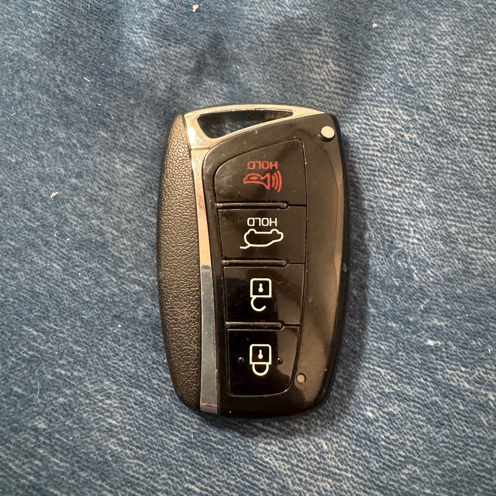 Hyundai Santa Fe 15-16 Car Key Fob with Red Accents